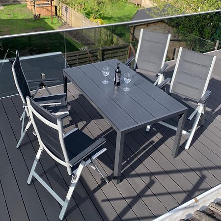 Ferienwohnung Raffael 100 Qm, 2 Grosse Betten Im Wohnzimmer Cuxhaven Exteriör bild